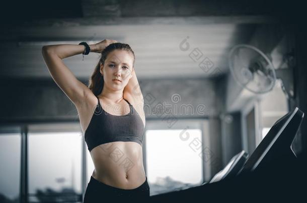 年幼的女人有魅力的健康练习锻炼采用健身房.女人SaoTomePrincipe圣多美和普林西比