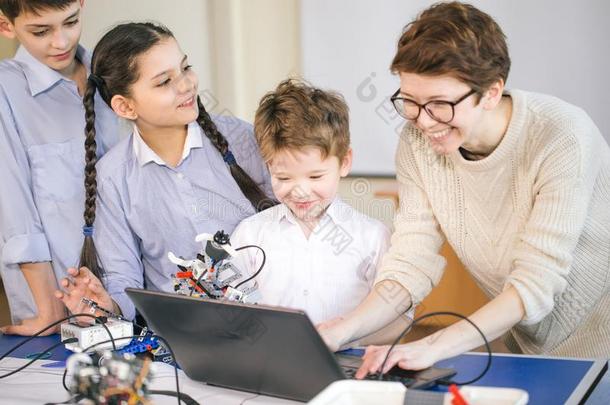 幸福的孩子们学习规划使用便携式电脑向<strong>课外活动</strong>