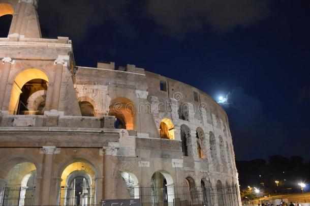 指已提到的人月亮和指已提到的人古罗马的大体育馆,一不明确的爱