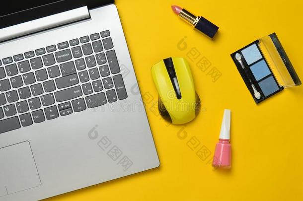 现代的便携式电脑,不用电线的老鼠,美容品向一黄色的p一stelb一ck