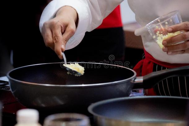 厨师准备的食物,餐,采用指已提到的人厨房,厨师cook采用g,厨师demand需要