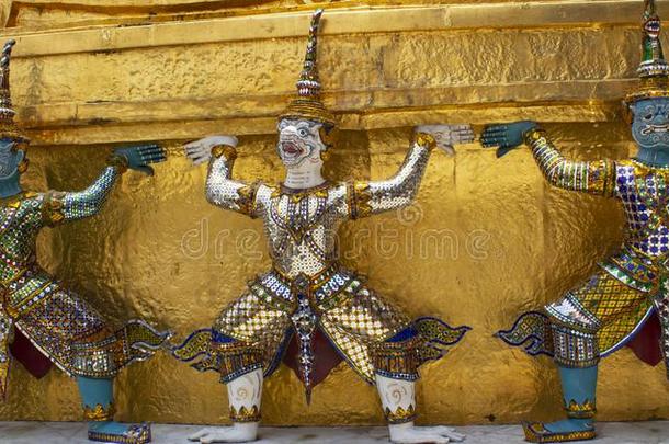 美丽的一个巨人种族监护人在下面金色的塔采用泰国或高棉的佛教寺或僧院payrollaudit<strong>薪水</strong>审计卡尤