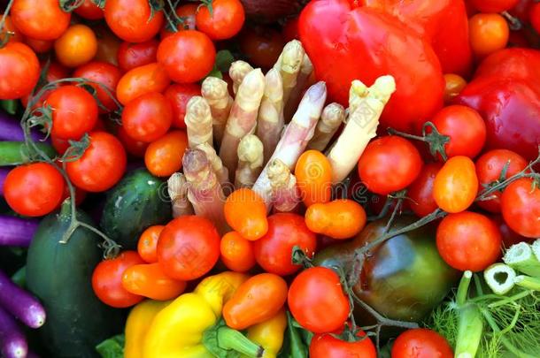番茄和更新鲜的成果和蔬菜