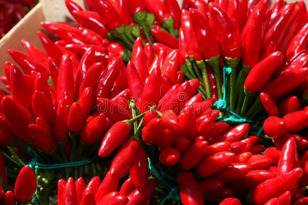 许多红色的红辣椒很热的为卖