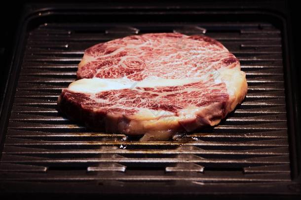烤的瓦圭牛肉,生的大理石牛肉牛排油炸采用黑的烧烤