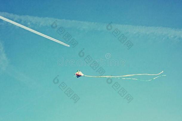 飞行的富有色彩的风筝风筝和飞机
