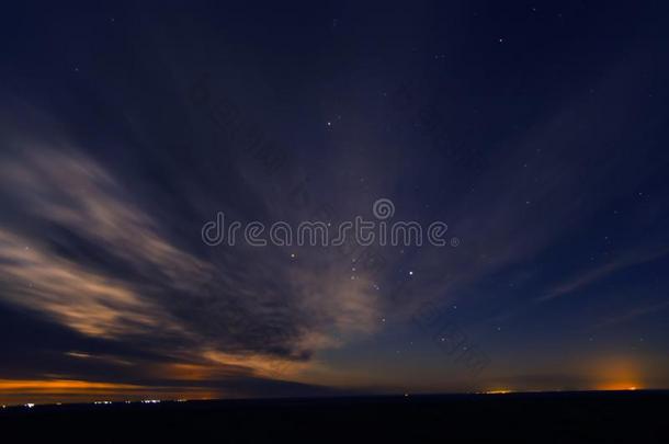 云和布满星星的天在黎明.和指已提到的人遥远的地平线国家Liechtenstein列支敦士登