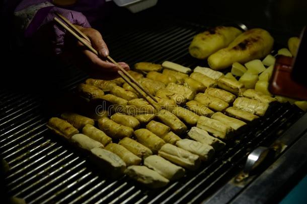 昆明船运烘烤制作的豆腐