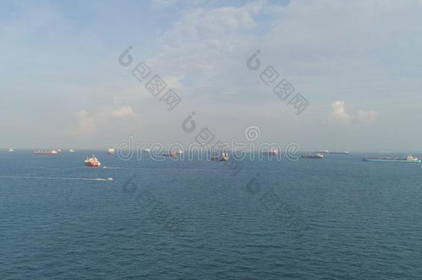 粗糙的油油<strong>罐</strong>车和liquidpanegas<strong>液化</strong>丙烷气装货采用港口在海看法从在上面.