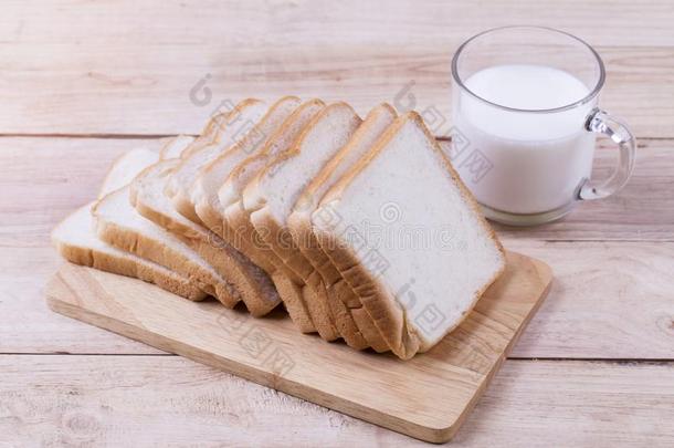干杯小麦面包刨切的和奶牛奶向木制的,早餐采用英语字母表的第13个字母