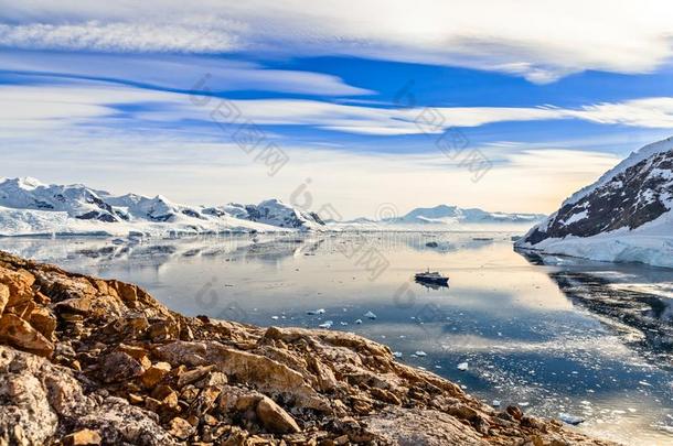 南极的山风景和巡游船起立仍采用