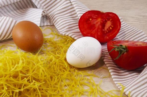 自家制的<strong>鸡蛋面</strong>条和鸡蛋s和<strong>番茄</strong>.