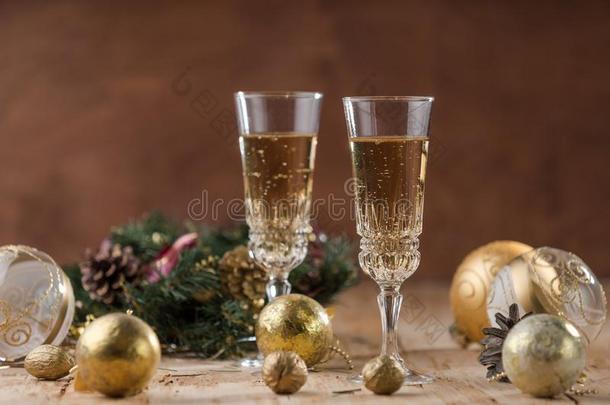 两个香槟酒长笛和金色的泡做int.<strong>举杯</strong>敬酒的用语向富有色彩的