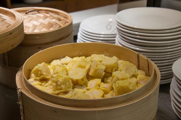 蒸熟的饺子中国人圆形的小面包或点心猪肉圆形的小面包或点心