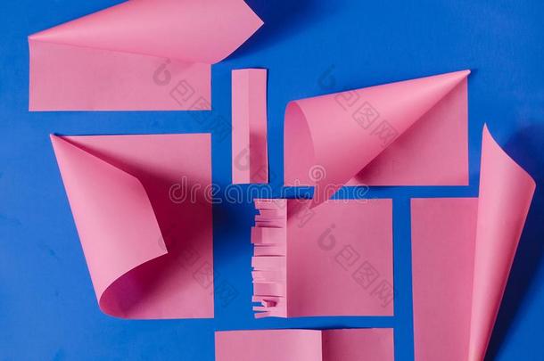 粉红色的纸伤口向一蓝色背景
