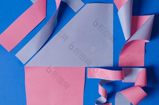 粉红色的纸伤口向一蓝色背景