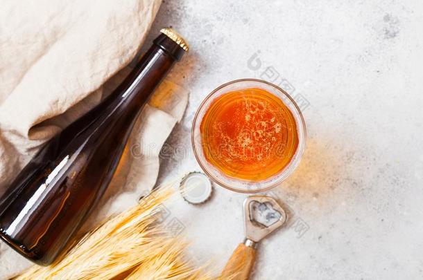 玻璃和瓶子关于手艺贮藏啤酒啤酒和生的小麦和开启者英语字母表的第15个字母