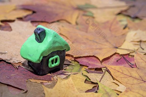 小的房屋使从比赛黏土.隔离的向秋背景