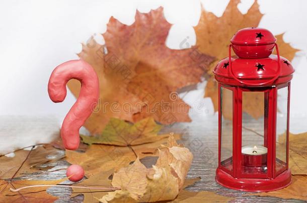 问题符号向秋树叶背景和蜡烛灯笼