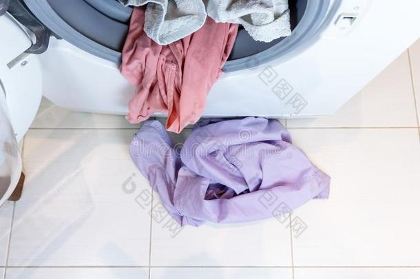 洗涤机器满的关于<strong>恶劣</strong>的洗衣店和<strong>恶劣</strong>的衣服向一b一t