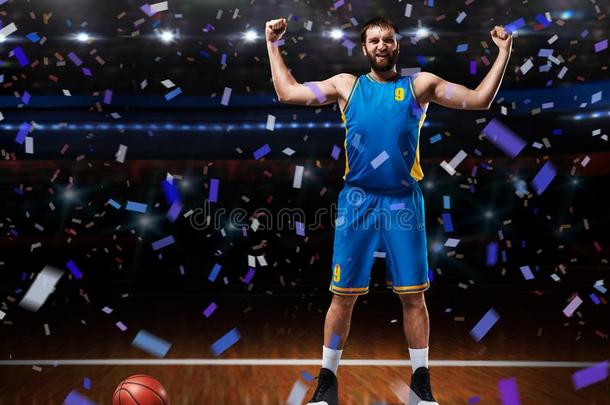 篮球演员image形象蓝色制服起立向篮球法院
