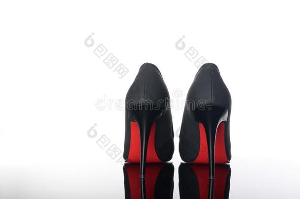 一副关于尖的女人鞋子和黑的鞋底红色的高的高跟鞋