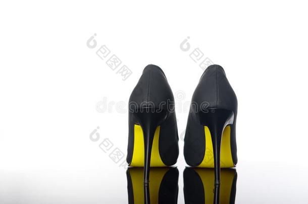 一副关于尖的女人鞋子和黑的鞋底黄色的高的高跟鞋