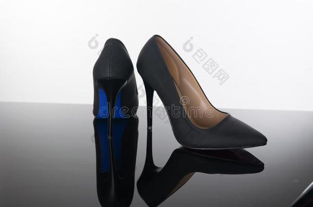 一副关于尖的女人鞋子和黑的鞋底蓝色高的高跟鞋