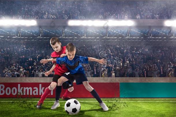 两个小孩足球演员奋斗的为指已提到的人球