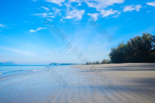 无<strong>人居</strong>住的白色的沙的海滩