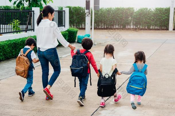 家庭孩子们小孩儿子女孩和男孩幼儿园步行出行