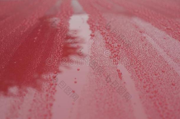 特写镜头关于雨点向陶器的涂上一层的红色的汽车和<strong>狂犬病</strong>的