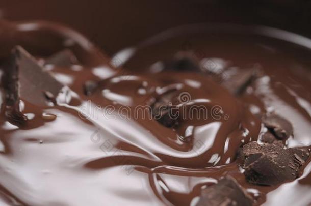 巧克力厚厚的一块采用融化黑暗的巧克力