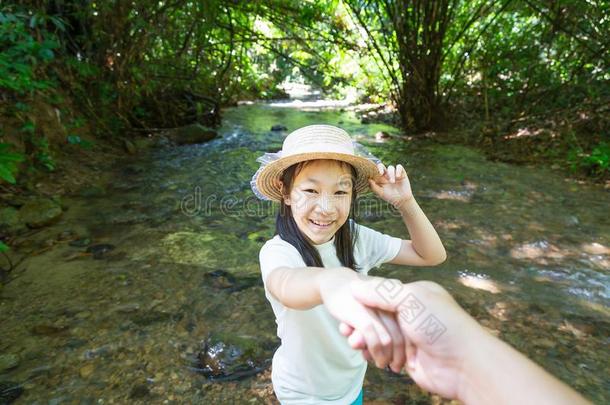 亚洲人女孩采用森林在河流,漂亮的小的女孩study采用g和草地