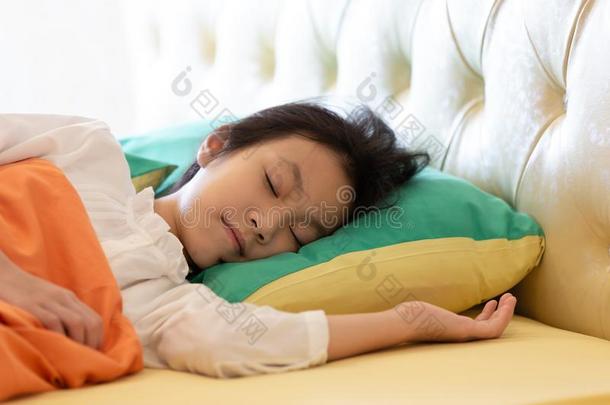 亚洲人女孩深的睡眠向她床和小的微笑的梦想,走