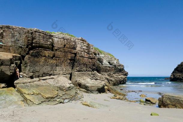 极好的风景关于和煦的：照到<strong>阳光</strong>的海滩紧接在后的向大<strong>大地</strong>岩石和蓝色