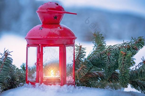 圣诞节灯笼和冷杉树枝向雪