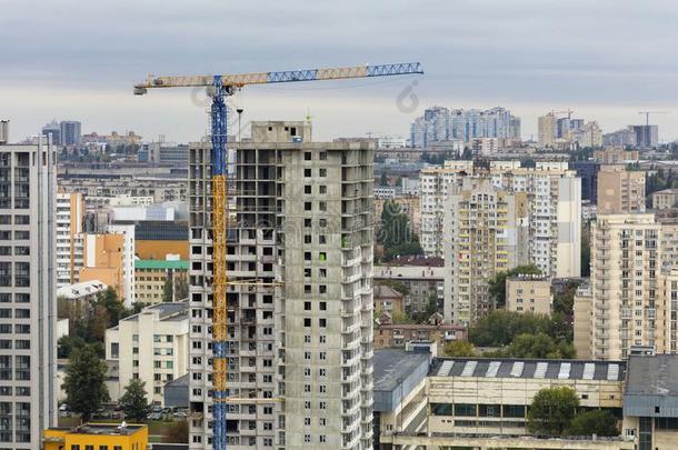 建筑物的正面和吊车在近处一现代的具体的建筑物在下面修建