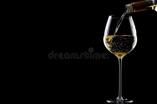 传布白色的葡萄酒从瓶子向玻璃向黑的和空间为