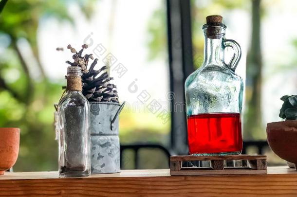 红色的液体采用玻璃瓶子向木制的表在咖啡馆,饮料datareductioninterpreter数据简<strong>化解</strong>释程序