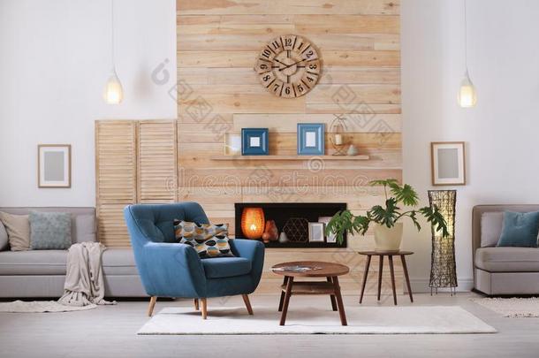 舒适的家具寓所和壁龛采用木制的墙和扶手椅