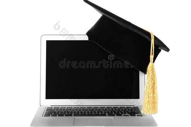 <strong>毕业</strong>帽子和金穗和便携式电脑隔离的向白色的