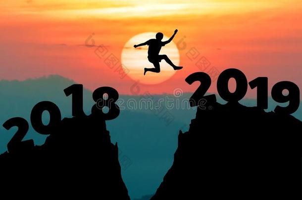 男人跳在之间2018和2019年.幸福的新的年2019康塞普
