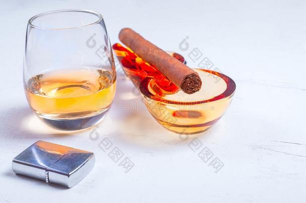 雪茄,烟灰缸,纸烟剪刀,打火机威士忌酒玻璃白色的