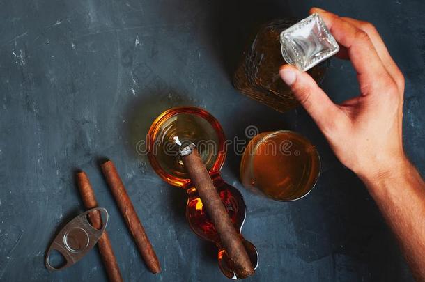 雪茄,烟灰缸,纸烟剪刀,打火机威士忌酒玻璃白色的