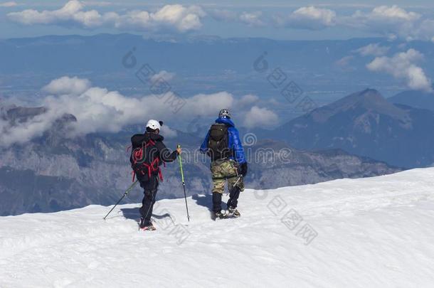 一组关于登山者爬向指已提到的人向p关于一雪-c一pped登上