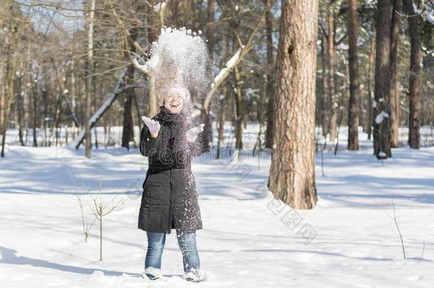 冬雪战斗幸福的女孩投掷运动雪演奏在外面.卓越电脑<strong>资讯</strong>