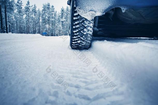 汽车疲劳向冬路大量的和雪