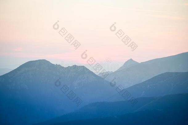 一美丽的,富有色彩的,抽象的山风景采用日出.M采用