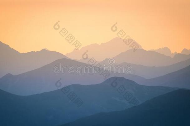 一美丽的,富有色彩的,抽象的山风景采用日出.M采用